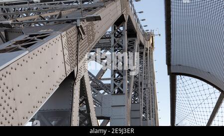 Eine Nahaufnahme der Story-Brücke und des Sicherheitszauns Überquerung des Brisbane River an einem sonnigen Tag in Brisbane City Queensland am 1st 2021. Februar Stockfoto