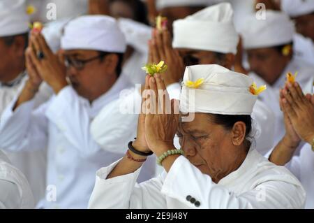 Tangerang, Indonesien - 11. März 2018 : Hindus führen die Melasti-Zeremonie vor dem Nyepi-Tag in Tanjung Pasir, Tangerang - Indonesien durch Stockfoto