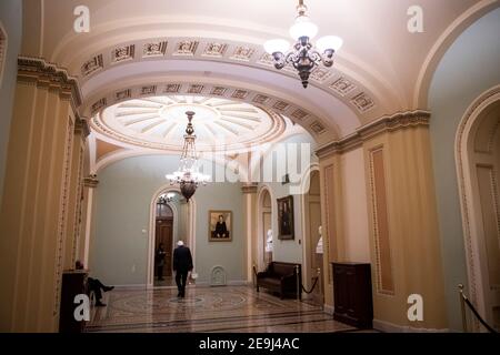 Washington, Vereinigte Staaten Von Amerika. Februar 2021, 04th. US-Senator Bernie Sanders (Independent of Vermont) passiert die Senatskammer im US-Kapitol in Washington, DC, Donnerstag, 4. Februar 2021. Quelle: Rod Lampey/CNP Credit: dpa/Alamy Live News Stockfoto