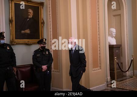 Washington, Vereinigte Staaten Von Amerika. Februar 2021, 04th. Der Senator der Vereinigten Staaten Bernie Sanders (Independent of Vermont) kommt am Donnerstag, den 4. Februar 2021, bei der Senatskammer des US-Kapitols in Washington, DC an. Quelle: Rod Lampey/CNP Credit: dpa/Alamy Live News Stockfoto