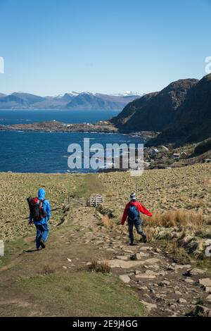 Wanderweg auf der Insel Runde mit Blick auf Flø, Norwegen. Stockfoto