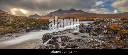 Isle of Skye, Schottland: Rauschende Gewässer des Flusses Sligachan mit brechenden Licht auf die Black Cuillin Mountains in der Ferne Stockfoto