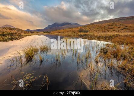 Isle of Skye, Schottland: Morgenwolken, die sich über den Cuillin Bergen mit Reflexionen in einem Teich bei Sligachan klären Stockfoto