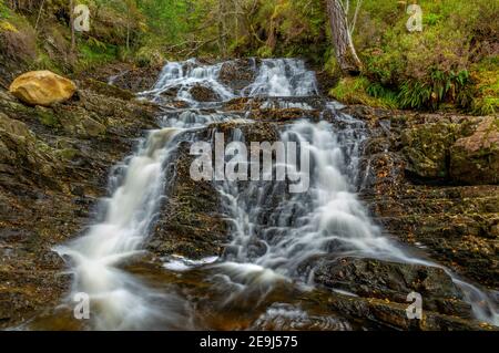 Glen Affric, Western Highlands, Schottland: Ein Wasserfall entlang der Allt na Bodachan bei Plodda Falls Stockfoto