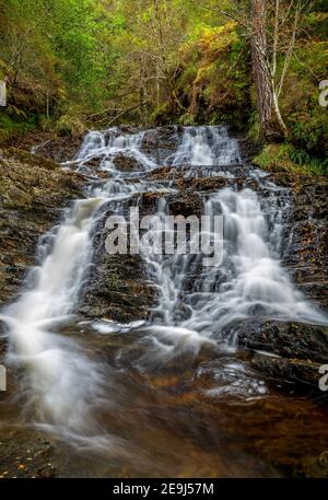 Glen Affric, Western Highlands, Schottland: Ein Wasserfall entlang der Allt na Bodachan bei Plodda Falls Stockfoto