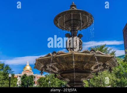 Brewer Fountain Boston Common Golden Dome State House Boston Massachusetts. Springbrunnen gegossen 1868 von Lenard. Massachusetts State House erbaut 1798 und Stockfoto