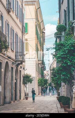 Typische italienische schmale Straße des historischen Stadtzentrums von Mailand. Mailand, Italien - 24. September 2020 Stockfoto