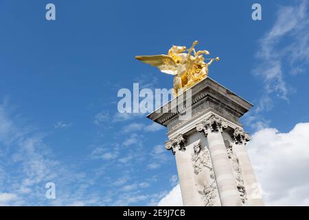 Goldene geflügelte Pferdestatue auf Alexander III Brücke Stockfoto