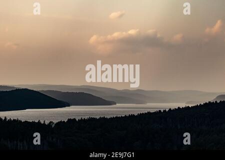 Sturmwolken vom Enfield Lookout im Quabbin Reservoir, Massachusetts Stockfoto