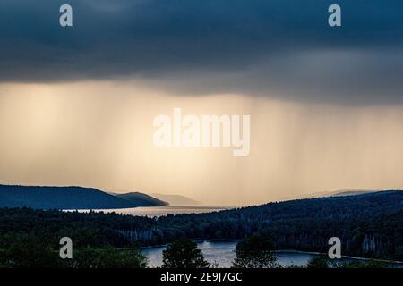 Sturmwolken vom Enfield Lookout im Quabbin Reservoir, Massachusetts Stockfoto