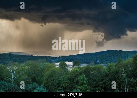 Sturmwolken vom Enfield Lookout im Quabbin Reservoir, Massachusetts Stockfoto