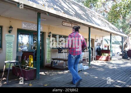 Kellnerin in rotem Flanellhemd im Gibson Soak Hotel, in der Nähe von Esperance, Westaustralien. Kein MR oder PR Stockfoto