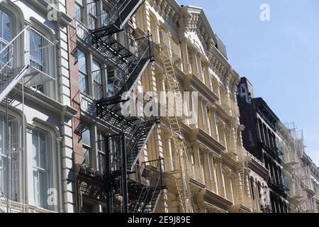 New York City, NY USA die meisten dieser gusseisernen Fassaden in SoHo wurden Mitte bis Ende des 19. Jahrhunderts erbaut. Stockfoto