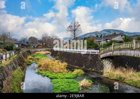 Oita / Japan - Oct 20 2018 : Landscape view of Yufuin City, Landscape of rural Japanese Villages in Winter, Mountains and water Streams in the morni Stockfoto