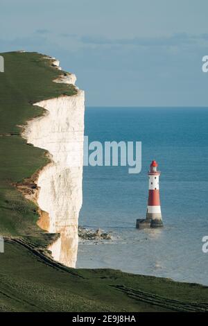 Vertikale Aufnahme des Leuchtturms in Beachy Head, England Stockfoto