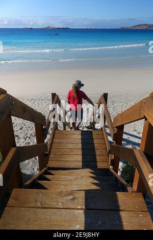 Mann im roten Hemd mit Blick auf Lovers Cove, Twilight Beach, Esperance, Western Australia. Nein, MR Stockfoto
