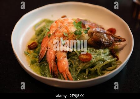 Spaghetti Pesto Sauce mit gegrillten Garnelen italienische Küche Stockfoto