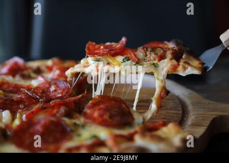 Pepperoni Pizza in Nahaufnahme Stockfoto