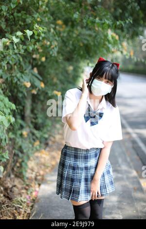 Portrait Schule Mädchen mit Maske Stockfoto