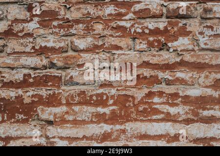 Die Textur einer alten Ziegelmauer mit natürlichen Defekten. Kratzer, Risse, Spalten, Späne, Staub, Rauheit, Abrieb. Vorlage für Design und Backgrou Stockfoto