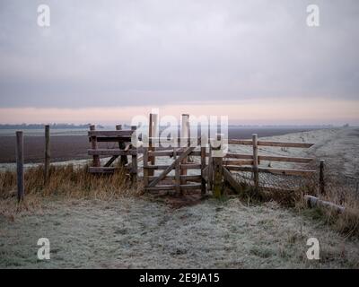 Blick auf ein altes Holztor auf einem getrockneten Bauernhof Ein Stockfoto