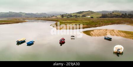 Fischerboot in der Mündung von San Vicente de la Barquera. Zwischen Asturien und Kantabrien. Spanien. Panoramafotografie an der Küste Stockfoto