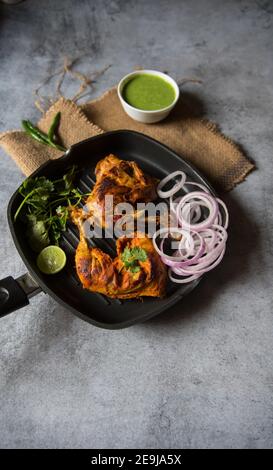 Blick von oben auf würzige indische Snacks Delikatesse Chicken Tandoori. Stockfoto