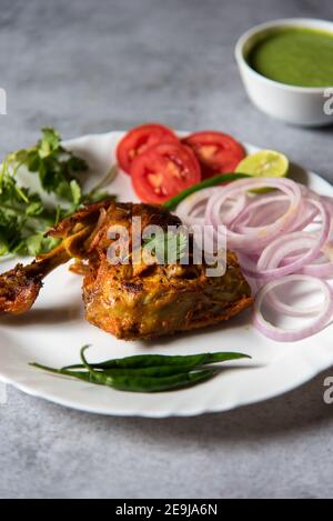 Nahaufnahme von würzigen indischen Snacks Delikatesse Huhn Tandoori. Stockfoto