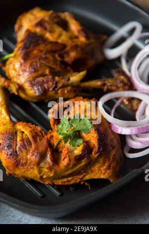 Würzige indische Snacks Delikatesse Huhn Tandoori. Selektiver Fokus Stockfoto