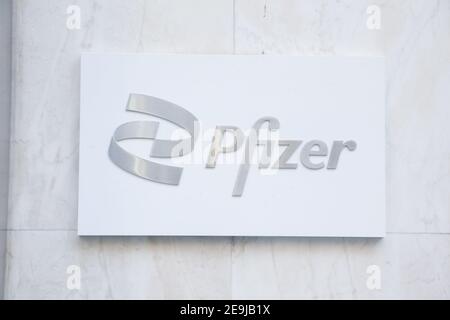 New York City, NY USA Pfizer World Headquarters an der 42nd Street in Manhattan Stockfoto