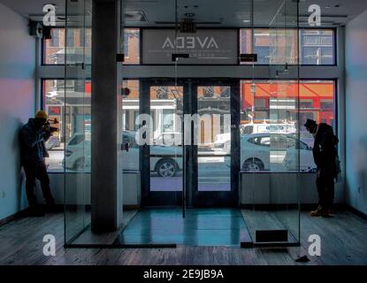 Blick auf die erste Etage des ehemaligen Aveda-Instituts in der Straße 7th. Ein Künstlerkollektiv plant, die vom BLM plaza entfernte Kunst in diesem Raum im Gallery Place in Washington, DC, USA, 4. Februar 2021 zu zeigen. Foto von Bill O’Leary/Pool/ABACAPRESS.COM) Stockfoto