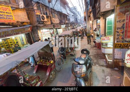 Delhi, Indien Verkehr in Chadni Cowk. Pedicabs und Tuk Tuks warten darauf, dass sich der Verkehr bewegt. Stockfoto