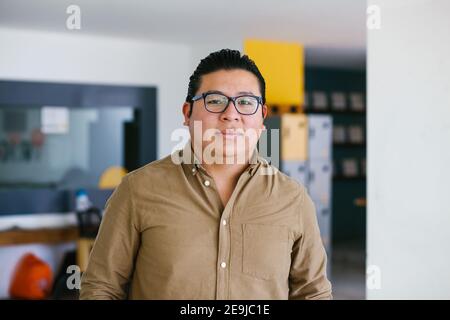 Plus Size latin man Portrait Blick auf die Kamera außerhalb des Büros In Mexiko-Stadt Stockfoto