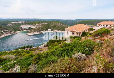 Bonifacio, Korsika. Blick auf die Küste mit alten verlassenen Steinhäusern an felsiger Küste Stockfoto