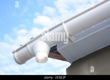 Dachrinne reparieren. Regenrinneninstallation mit Ablaufrohr. Dachrinnen. Stockfoto