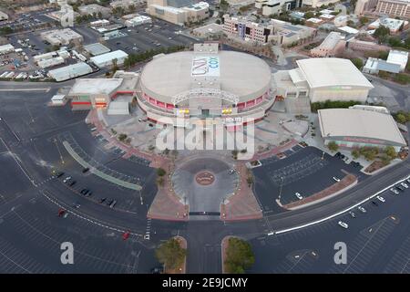 Eine Luftaufnahme des Thomas & Mack Centerauf dem Campus der University of Nevada Las Vegas, Mittwoch, 3. Februar 2021, in Las Vegas. Die Arena ist das hom Stockfoto