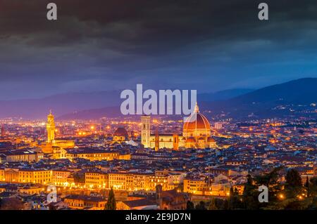 Panorama von Florenz bei Nacht und Santa Maria del Fiore Kathedrale, Toskana, Italien Stockfoto