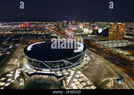 Eine Luftaufnahme des Allegiant Stadions, Mittwoch, 3. Februar 2021, in Las Vegas. Das Stadion ist die Heimat der Las Vegas Raiders und der UNLV Rebels. Stockfoto