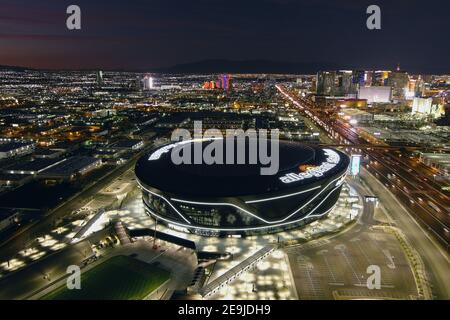 Eine Luftaufnahme des Allegiant Stadions, Mittwoch, 3. Februar 2021, in Las Vegas. Das Stadion ist die Heimat der Las Vegas Raiders und der UNLV Rebels. Stockfoto
