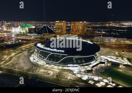 Eine Luftaufnahme des Allegiant Stadions, Mittwoch, 3. Februar 2021, in Las Vegas. Das Stadion ist die Heimat der Las Vegas Raiders und der UNLV Rebels. Stockfoto