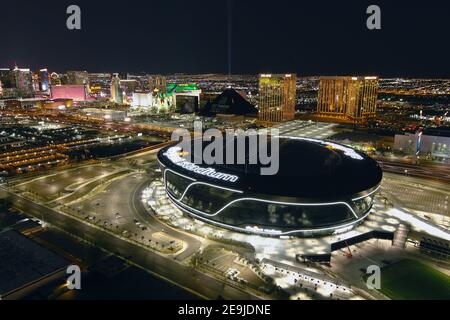 Eine Luftaufnahme des Allegiant Stadions, Mittwoch, 3. Februar 2021, in Las Vegas. Das Stadion ist die Heimat der Las Vegas Raiders und der UNLV Rebels. Stockfoto
