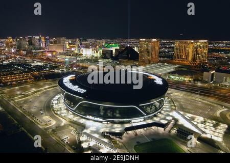 Eine Luftaufnahme des Allegiant Stadions, Mittwoch, 3. Februar 2021, in Las Vegas. Das Stadion ist die Heimat der Las Vegas Raiders und der UNLV Rebels. Stockfoto