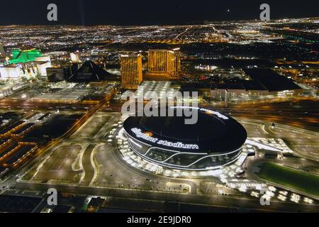 Eine Luftaufnahme des Allegiant Stadions, Mittwoch, 3. Februar 2021, in Las Vegas. Das Stadion ist die Heimat der Las Vegas Raiders und der UNLV Rebels. Stockfoto