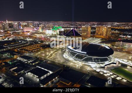 Eine Luftaufnahme des Allegiant Stadions, Mittwoch, 3. Februar 2021, in Las Vegas. Das Stadion ist die Heimat der Las Vegas Raiders und der UNLV Rebels. Stockfoto