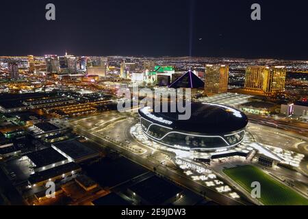 Eine Luftaufnahme des Allegiant Stadions, Mittwoch, 3. Februar 2021, in Las Vegas. Das Stadion ist die Heimat der Las Vegas Raiders und der UNLV Rebels. Stockfoto