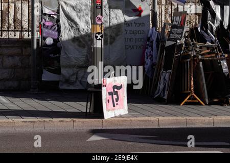 01-02-2021. jerusalem-israel. Protestzeichen gegen die Korruption von Premierminister Benjamin Netanjahu und seinen Umgang mit dem COVID-19-Coronavirus CIS Stockfoto