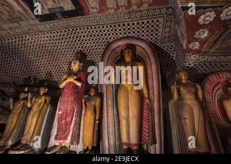 Buddha-Statuen im Dambulla Royal Cave Temple und Golden Temple. Alte craved Felsstatuen, buddhistische Kunst. Berühmter religiöser Ort in Sri Lanka Stockfoto