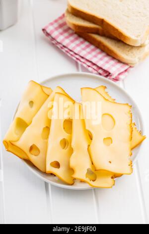 Geschnittener geräucherter Hartkäse auf dem Teller. Stockfoto