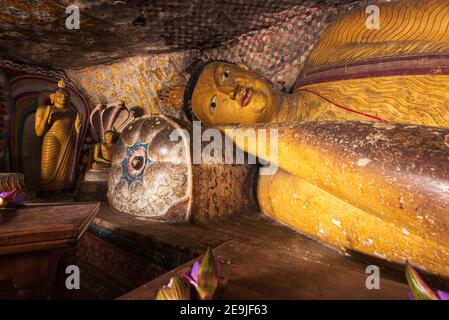 Buddha-Statuen im Dambulla Royal Cave Temple und Golden Temple. Alte craved Felsstatuen, buddhistische Kunst. Berühmter religiöser Ort in Sri Lanka Stockfoto