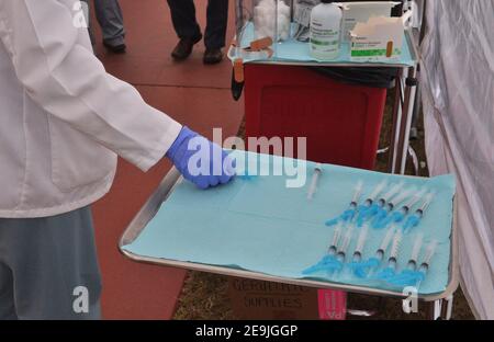 Los Angeles, Usa. Februar 2021, 05th. Medizinisches Personal nimmt am Donnerstag, den 4. Februar 2021 im Kedren Community Health Center in Los Angeles eine Spritze mit Moderna COVID-19 Impfdosen ab. Senioren ab 65 Jahren können jetzt an die Spitze der Linie zu bewegen, um ihre Impfungen ohne einen Termin zu erhalten. Direktor Jerry Abraham und sein Team bei Kedren haben Pionierarbeit geleistet, um sicherzustellen, dass die Menschen in Süd-L.A., die den Impfstoff am meisten brauchen, Gesundheitshelfer und über 65 Jahre alt sind, ihn bekommen können. Kredit: UPI/Alamy Live Nachrichten Stockfoto